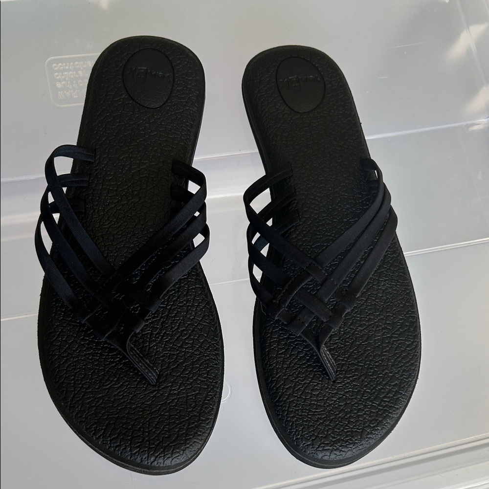 Sanuk size 11 women’s black sandals